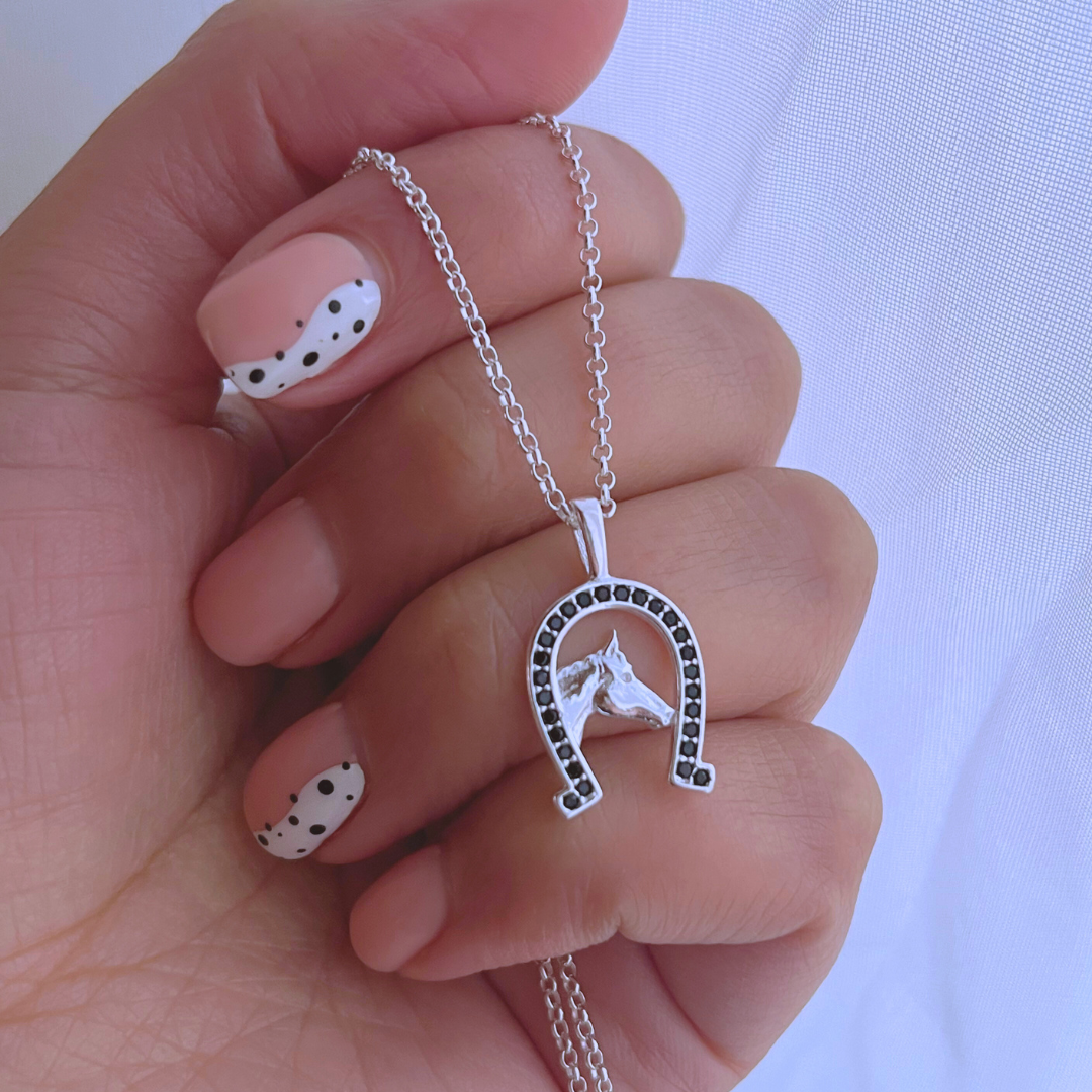 COLLAR HERRADURA CIRCONES ONIX Y CABALLO
