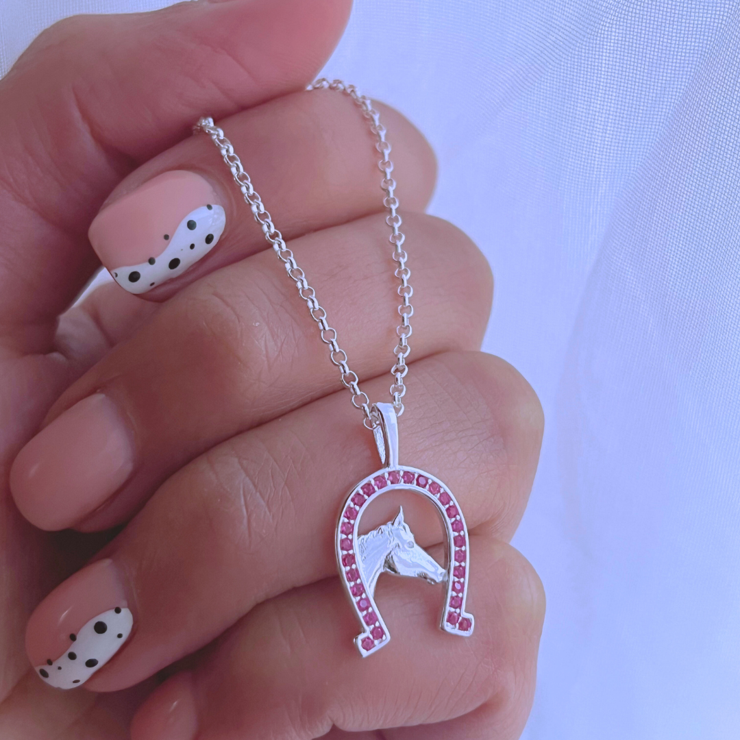 COLLAR HERRADURA CIRCONES MAGENTA Y CABALLO