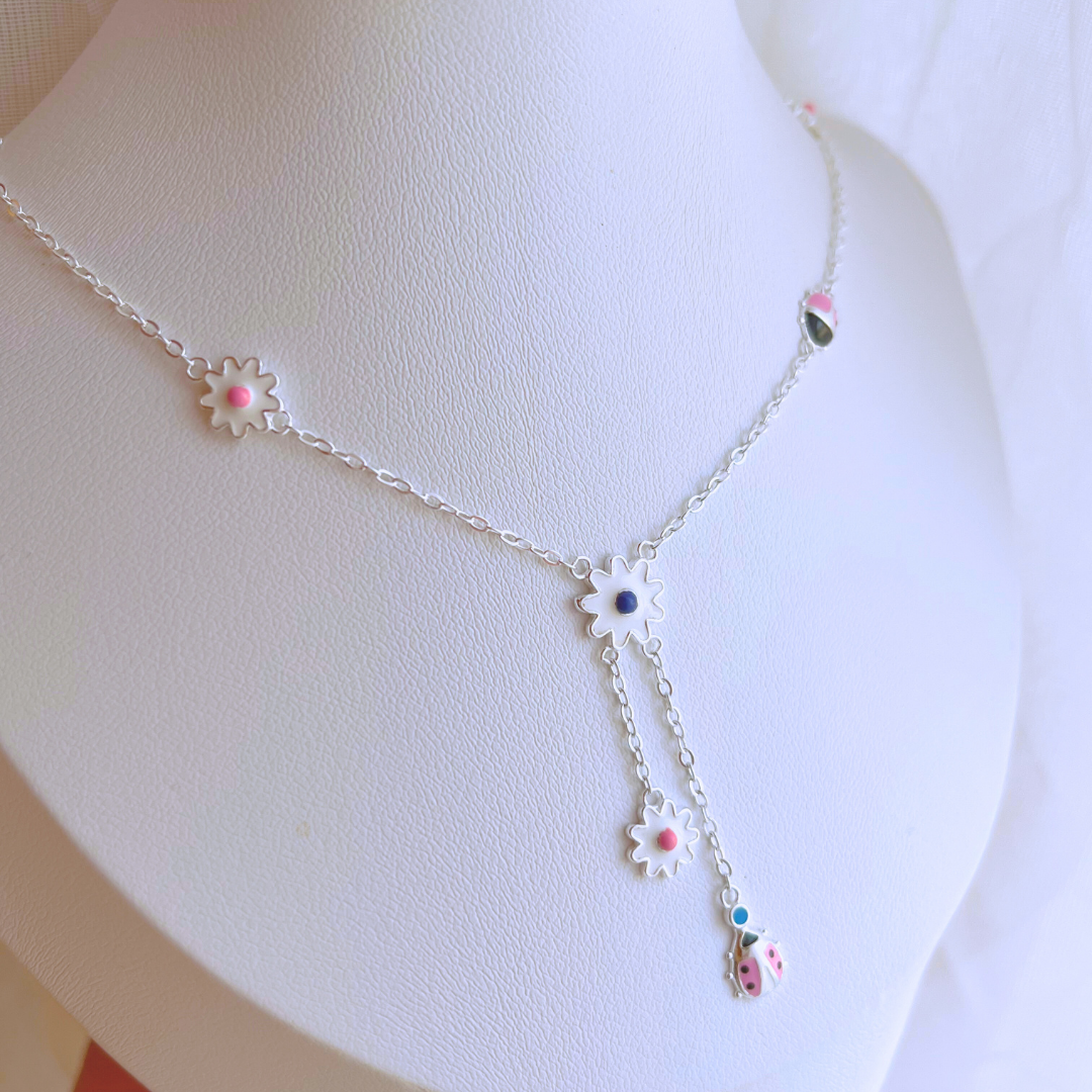 COLLAR FLORES ESMALTADAS Y CHINITAS