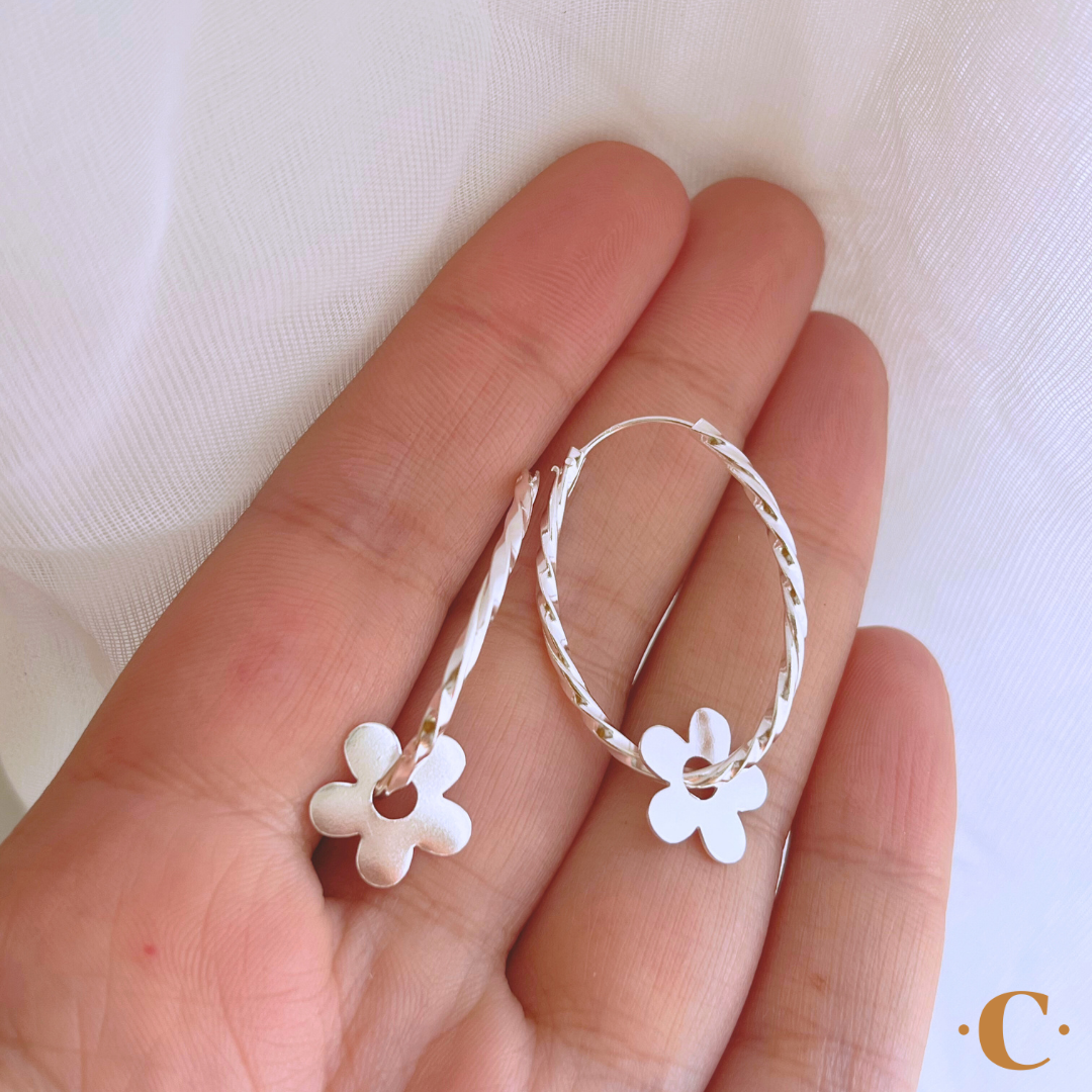 ARGOLLAS OVALADAS TORCIDAS Y FLOR