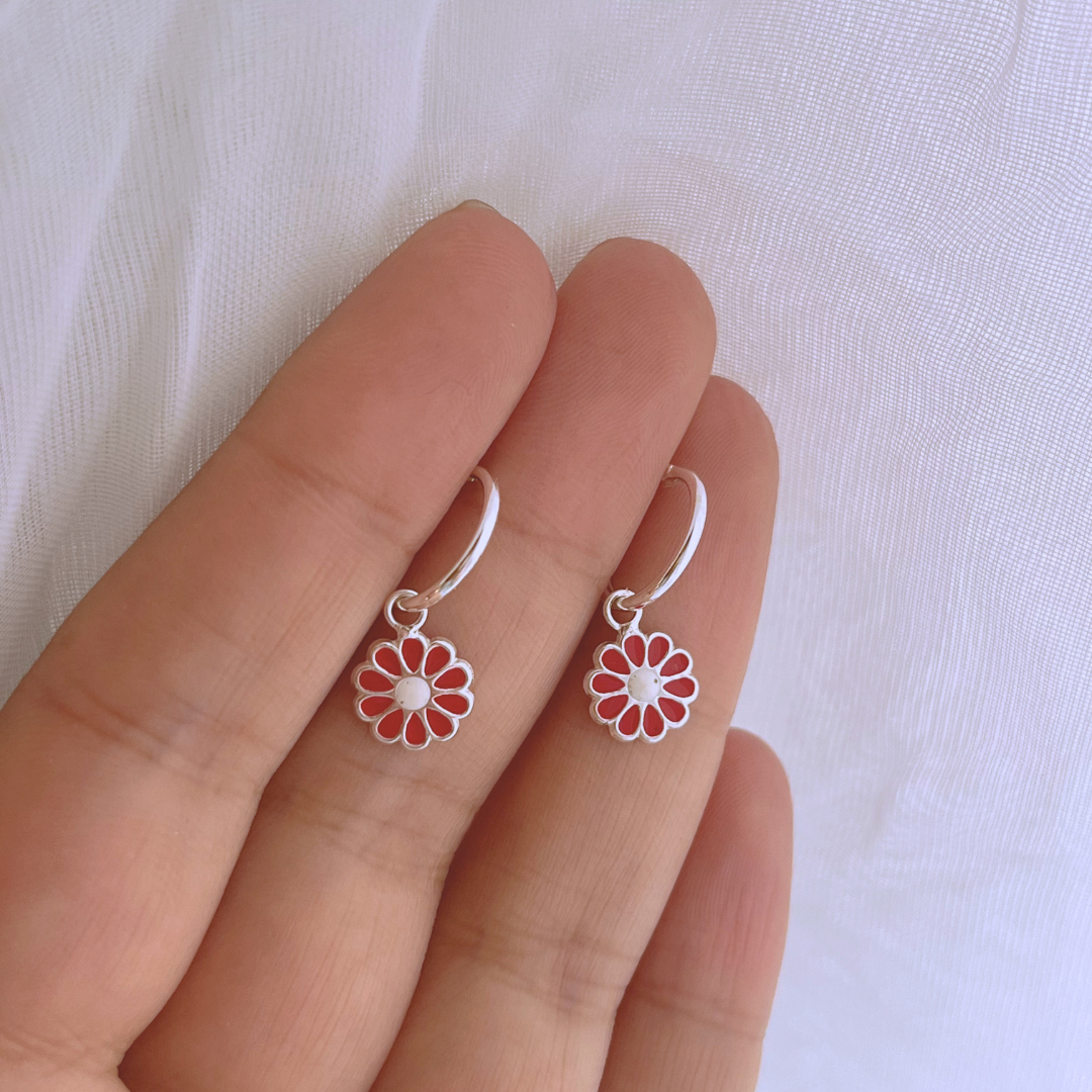 ARGOLLAS MARGARITAS ESMALTADAS ROJAS _ 12MM
