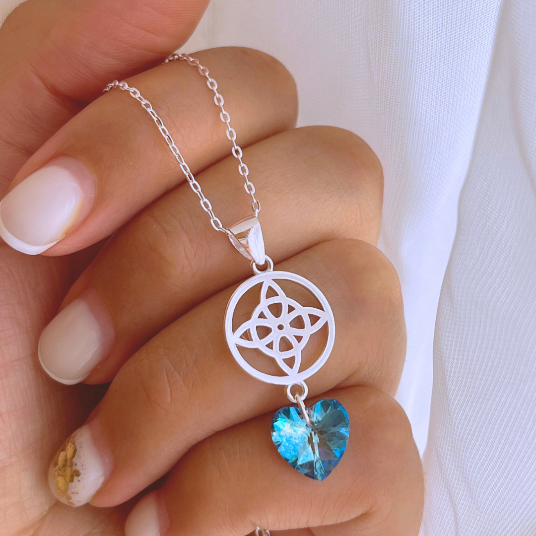COLLAR CORAZÓN CRISTAL Y NUDO DE BRUJA