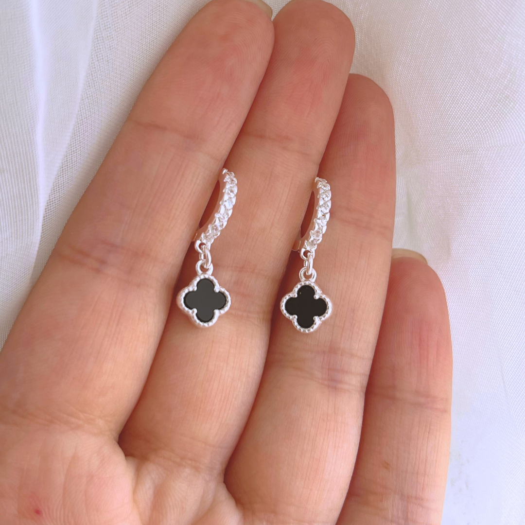 ARGOLLAS TRÉBOL DE LA SUERTE ONIX Y CIRCONES