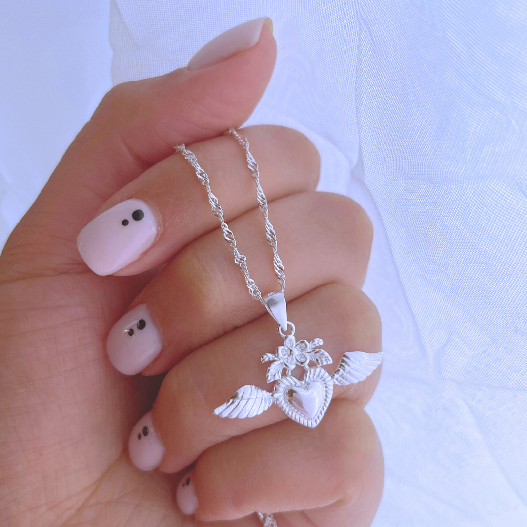 COLLAR CORAZÓN DETENTE CON ALAS