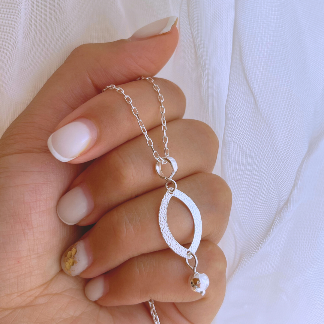 COLLAR HOJA MARTILLADA Y ESFERA