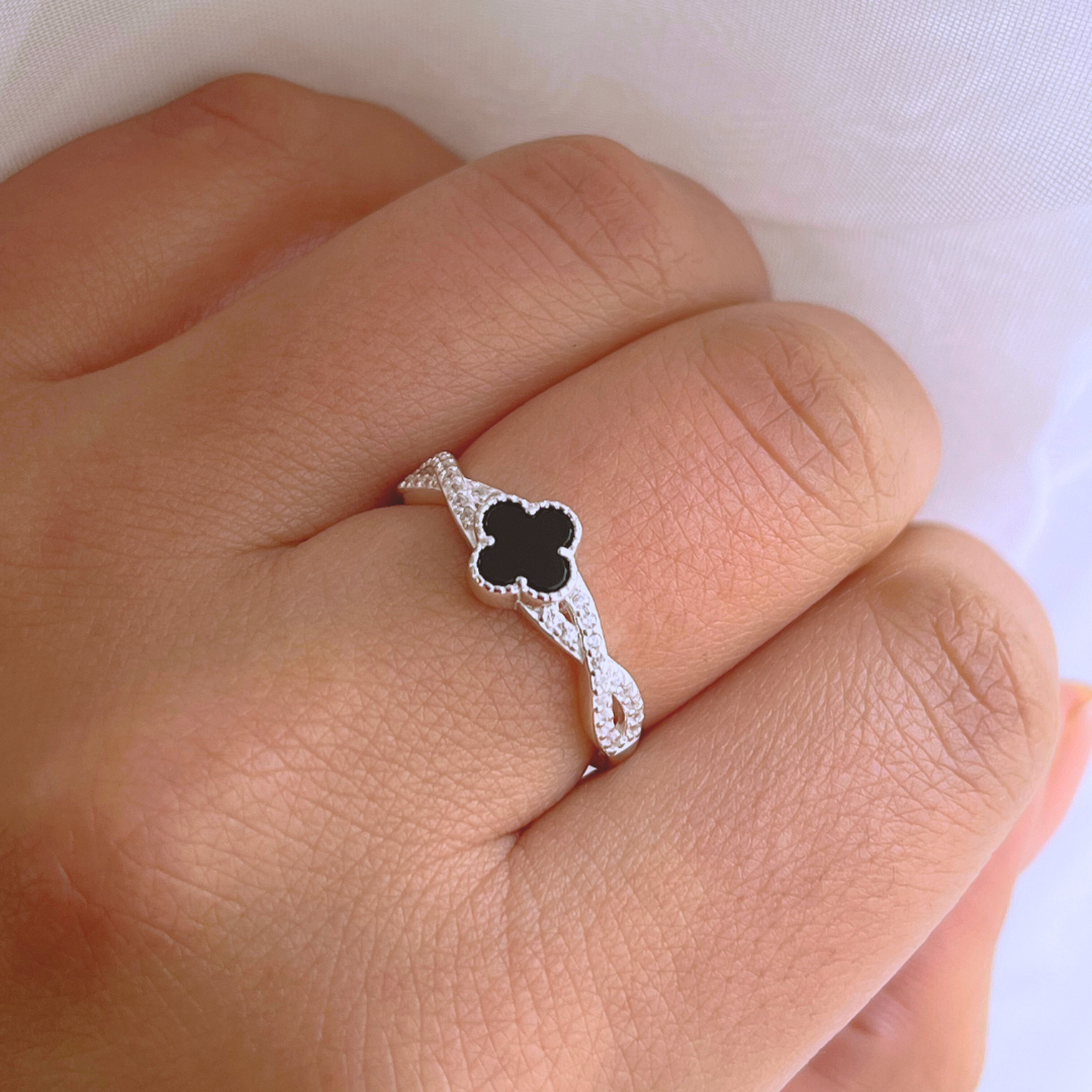 ANILLO TRÉBOL ONIX Y CIRCONES