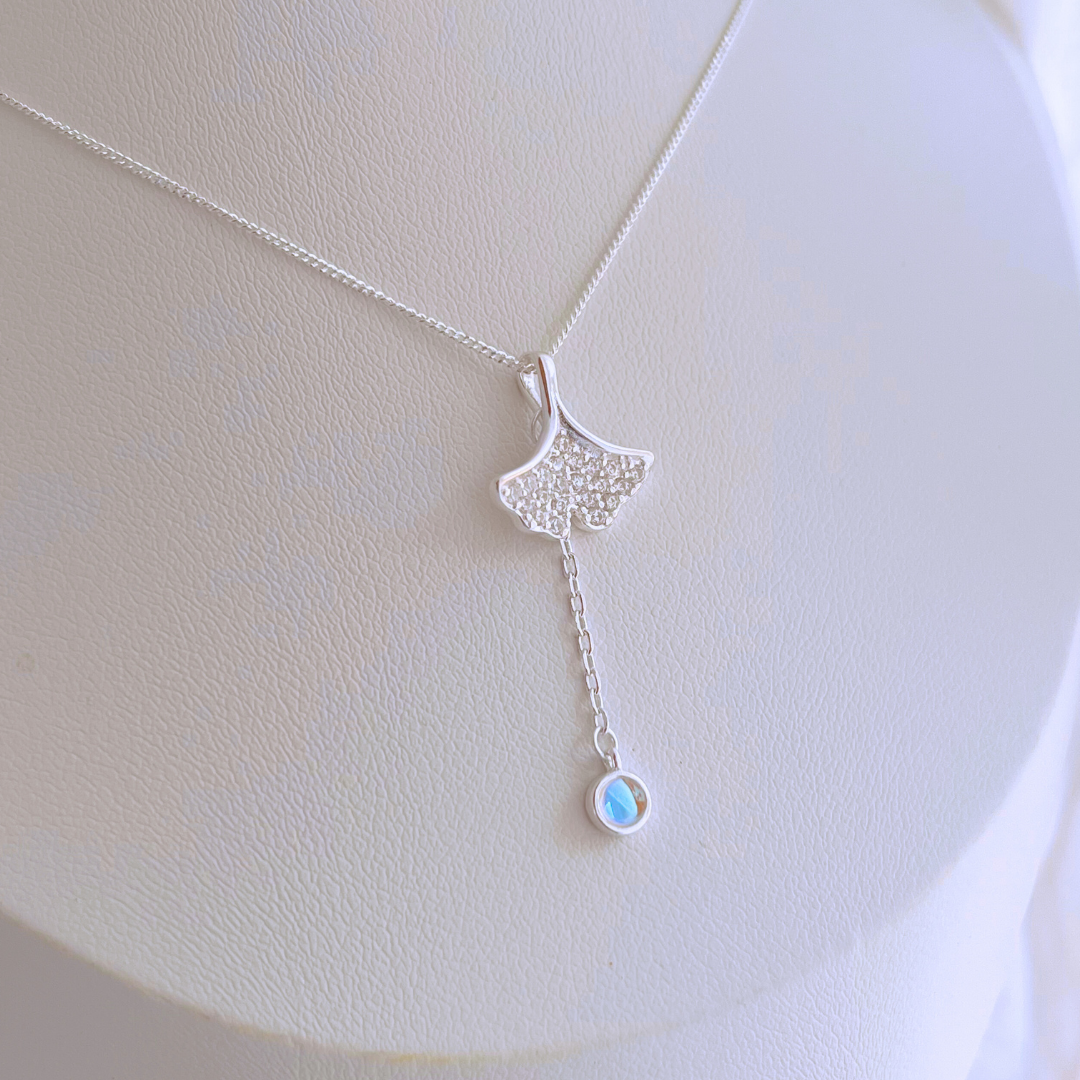 COLLAR FLOR GINKGO BILOBA CIRCONES Y PIEDRA LUNA