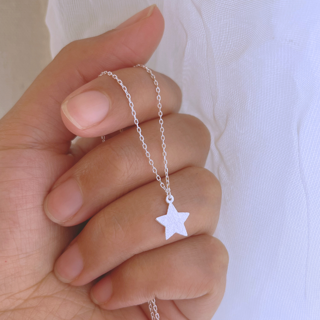 COLLAR ESTRELLA SATINADA