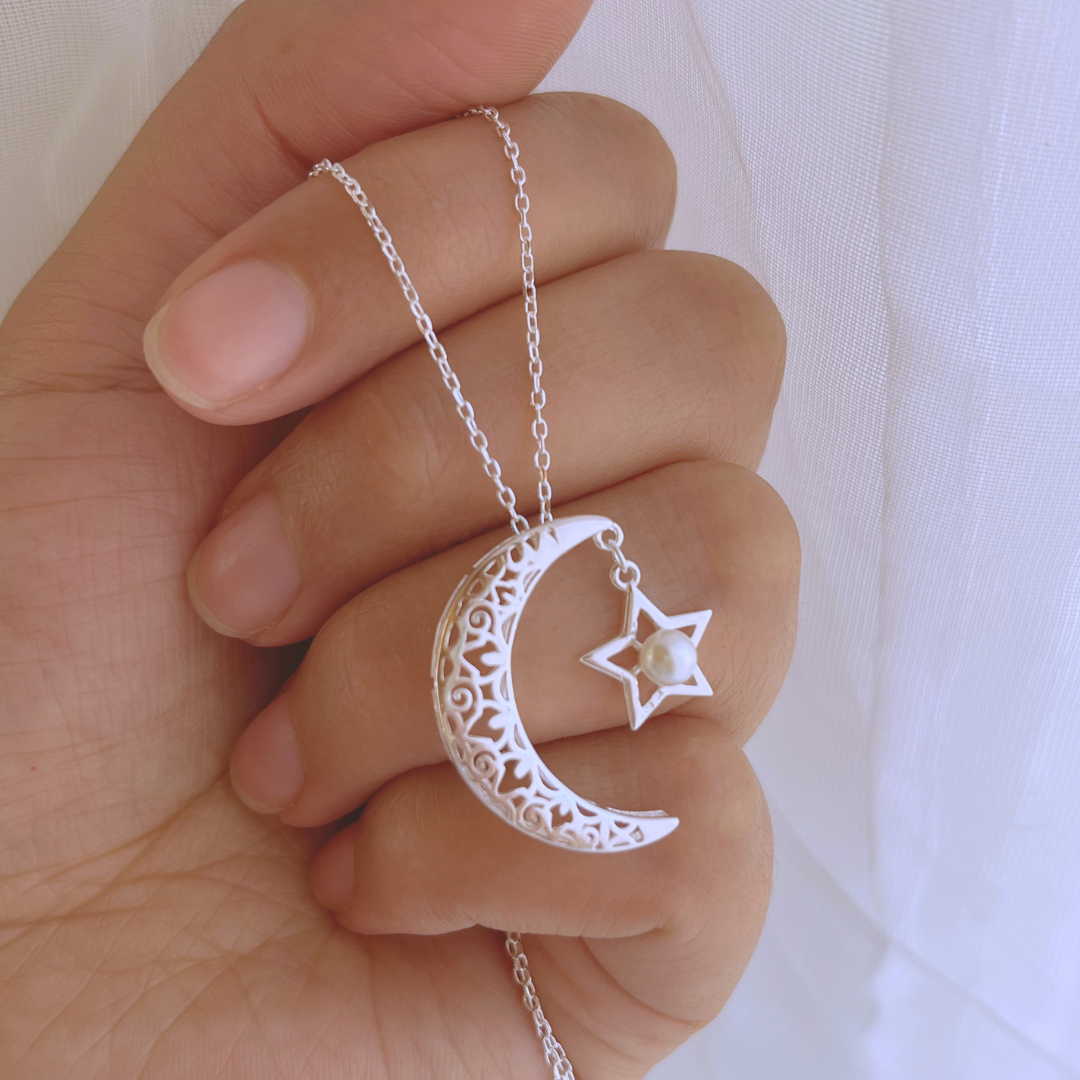 COLLAR LUNA CON DISEÑOS Y ESTRELLA CON PERLA