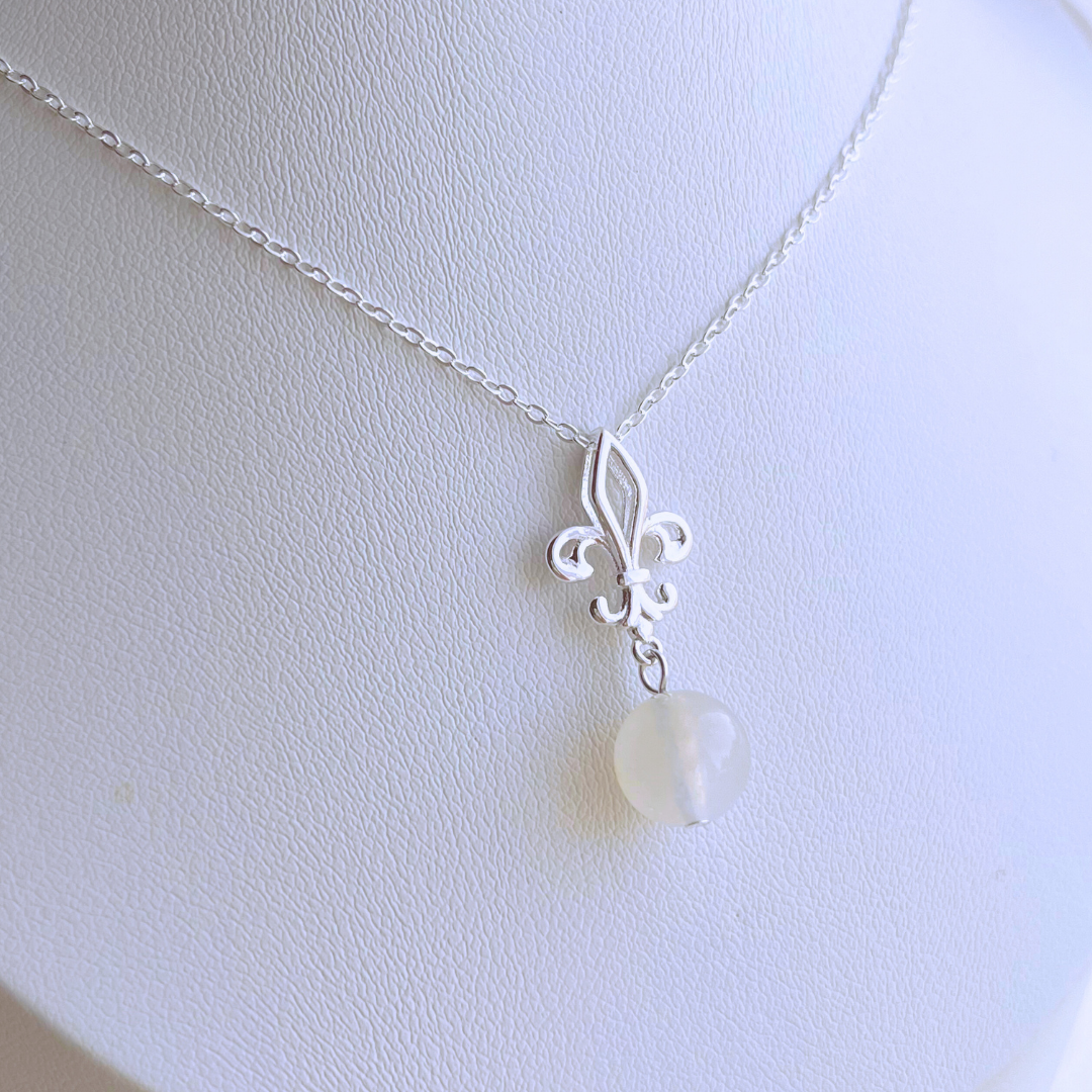 COLLAR FLOR DE LIZ Y CUARZO