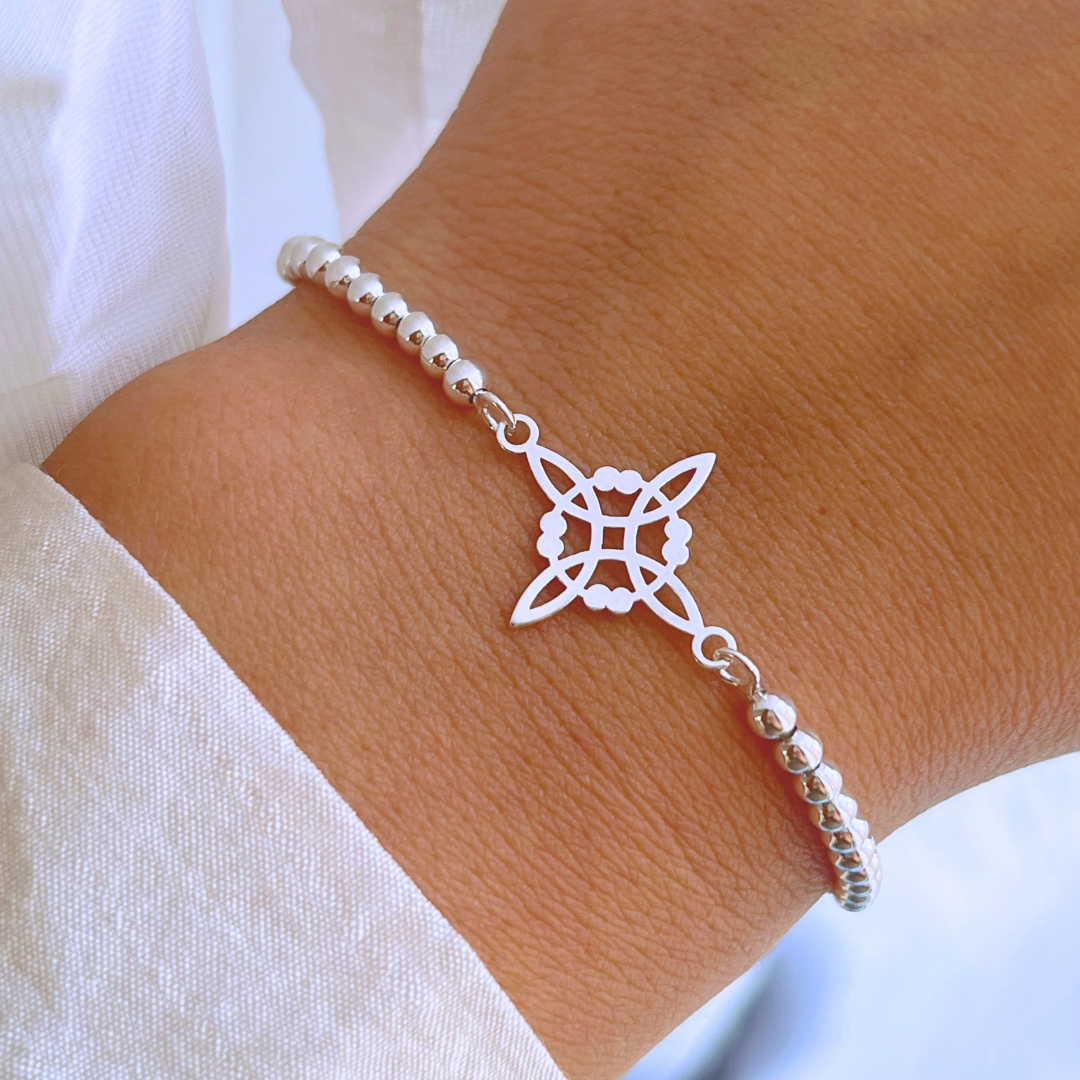PULSERA AJUSTABLE ESFERAS Y NUDO DE BRUJA