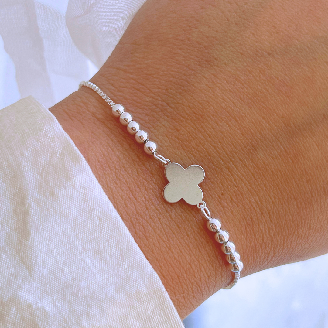 PULSERA AJUSTABLE ESFERAS Y TRÉBOL